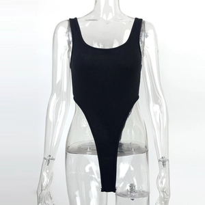 Body noir sans manches en maille côtelée avec col en U et coupe haute sur mannequin transparent