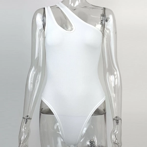 Detail eines gerippten weißen One-Shoulder-Bodys mit tropfenförmigem Cut-out am Ausschnitt