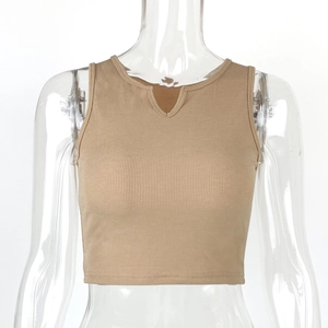Gros plan détaillé du crop top en maille côtelée kaki avec col en V élégant