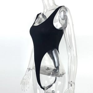 Détails du body noir en maille côtelée avec coupe haute et décolleté en U sur mannequin