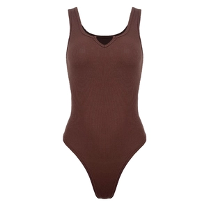 Body côtelé marron foncé pour femme avec col à encoche et coupe ajustée élégante