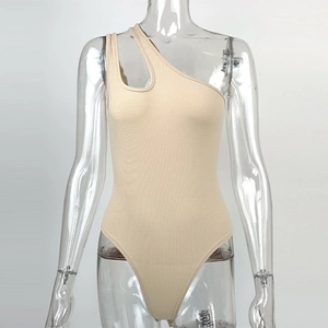 Detail eines beigen Rippstrick-Bodysuits mit One-Shoulder-Ausschnitt und weichem Stoff