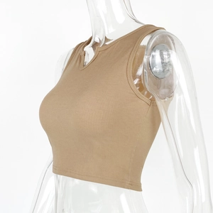 Détail d'un crop top côtelé kaki avec col en V sexy et coupe sans manches ajustée