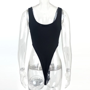 Détail d'un body noir en maille côtelée avec décolleté en U profond sur un mannequin