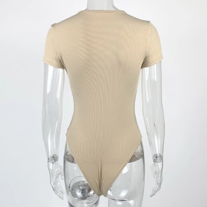 Détail du dos d'un body abricot en maille côtelée à manches courtes sur mannequin