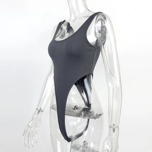 Détail du body en maille côtelée gris foncé avec col en U profond et coupe jambe haute