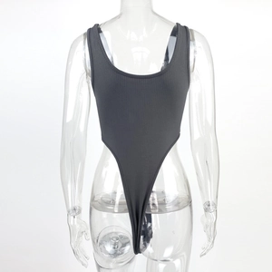 Vue détaillée du body côtelé gris foncé avec col en U profond et coupe haute aux jambes