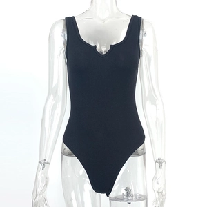 Détail d'un body noir côtelé avec encolure en V présenté sur un mannequin transparent