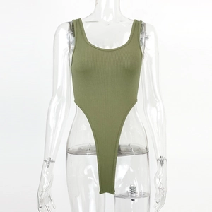 Vue détaillée d'un body côtelé vert herbe avec une encolure en U et une coupe haute sexy