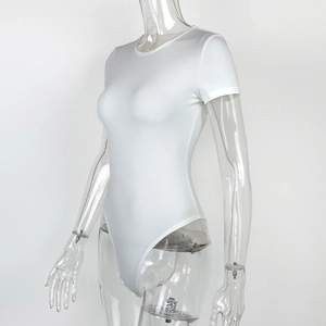Détail du body blanc en coton côtelé avec col rond et texture de tissu apparente