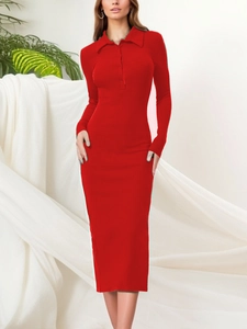 Nahaufnahme der gerippten Strickstruktur und Knopfleiste am roten Slim-Fit-Langarmkleid