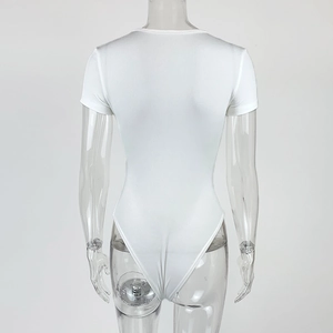 Détail du tissu en coton blanc côtelé et de la coupe dos de ce bodysuit à manches courtes
