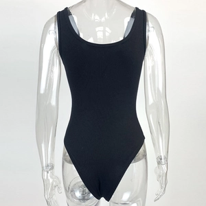 Vue détaillée du tricot côtelé et de la coupe dos en U de ce body noir ajusté