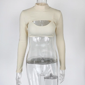 Detail van gebroken witte ribgebreide crop top en shrug met lange mouwen en uitsnijding