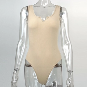 Détail d'un body beige en maille côtelée avec décolleté en V et tissu haute élasticité