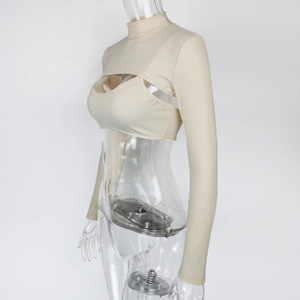 Detail van beige geribbelde gebreide set met lange mouwen shrug en bijpassende buis top