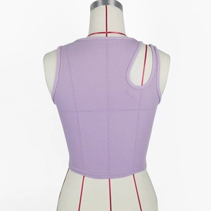 Nahaufnahme von hellviolettem Rippstrick-Crop-Top mit asymmetrischem Ausschnitt auf Büste