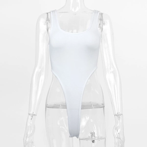 Détail d'un body blanc en coton côtelé avec coupe haute et design débardeur sans manches