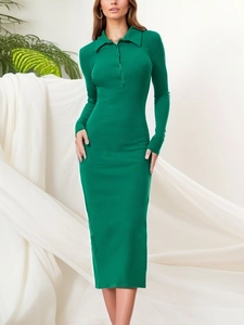 Grünes figurbetontes Strickkleid in Rippoptik mit Polokragen und Knopfleiste für Damen