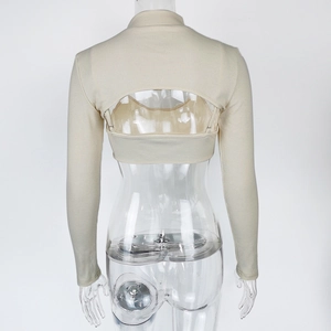 Gedetailleerd achteraanzicht van een beige gebreide set met shrug en crop camisole