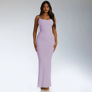 Eng anliegendes fliederfarbenes Rippstrick-Maxikleid mit Spaghettiträgern für Damen