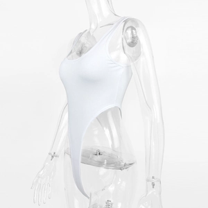 Détail macro du body blanc en maille côtelée avec coupe haute et finitions soignées