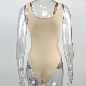 Détail de la maille côtelée sur un body beige avec coupe ajustée et dos nu minimaliste