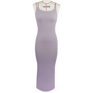 Eng anliegendes fliederfarbenes Rippstrick-Maxikleid mit Spaghettiträgern und Rückenausschnitt