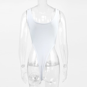 Vue détaillée du tissu côtelé et du dos nu d'un body blanc à coupe haute élégante