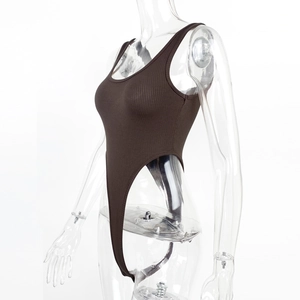 Détail du tissu en maille côtelée et de l'échancrure haute sur un body marron foncé