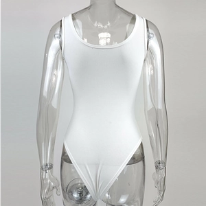 Détail du body en maille côtelée blanche montrant la coupe dos nu et la texture du tissu