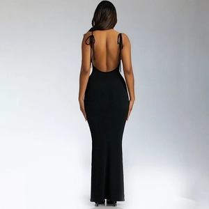Eng anliegendes schwarzes rückenfreies Strick-Maxikleid mit Schnürträgern und Meerjungfrau-Stil