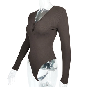 Détail de la maille côtelée et du col en V avec boutons sur le body marron foncé