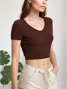 Dettaglio crop top a coste con scollo a V in marrone scuro e tessuto in cotone slim