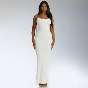 Nahaufnahme der weißen Rippstrick-Textur am minimalistischen rückenfreien Maxikleid