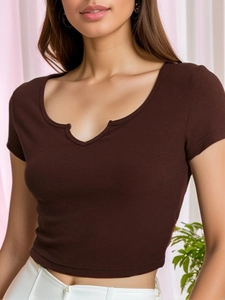Top corto slim fit marrone in cotone a costine da donna con scollo a V e maniche corte