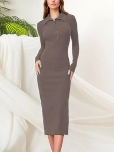 Detailansicht des Rippstrickgewebes und des Knopf-Ausschnitts an diesem schmalen Maxikleid