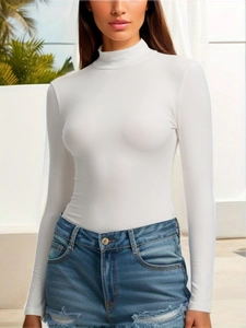 Détail de la texture en maille côtelée sur un body blanc ajusté à manches longues