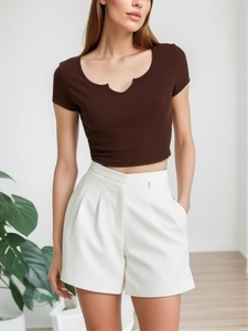Dettaglio di una T-shirt attillata in cotone a coste con scollo a V e pantaloncini