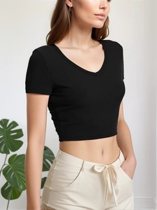 Top corto nero aderente con scollo a V in morbido cotone a coste sottili
