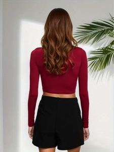 Haut court bordeaux à manches longues moulant et short noir taille haute tendance