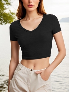 Dettaglio del cotone a coste e della vestibilità slim con scollo a V del crop top nero