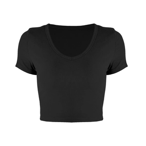 Dettaglio della trama in cotone a coste nere su un crop top aderente con scollo a V