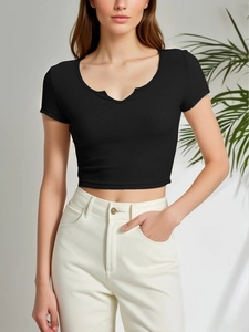 Primo piano della t-shirt corta in cotone a costine slim fit con scollo a V in colore nero
