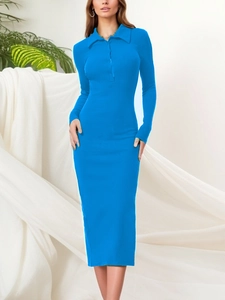 Eng anliegendes hellblaues Rippstrickkleid mit Polokragen und Knopfleiste