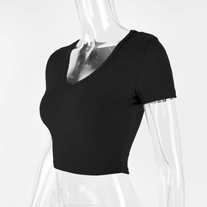 Dettaglio crop top nero con scollo a V a coste che mostra vestibilità e tessuto a maglia