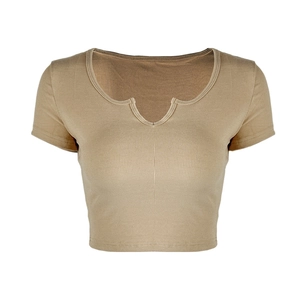 Dettaglio crop top in cotone a coste cachi con scollo a V intagliato e vestibilità slim