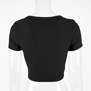Dettaglio del retro che mostra la trama a costine nera del crop top a maniche corte