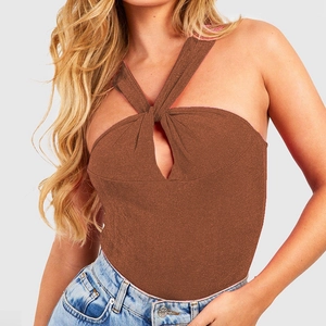 Dettaglio di un body marrone attillato con scollo all'americana e design senza maniche