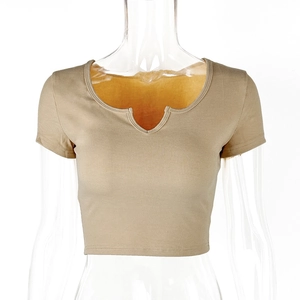 Dettaglio del crop top kaki a coste con particolare scollo a V e trama aderente